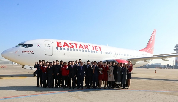 지난 18일 김포국제공항 계류장에서 이스타항공 임직원과 관계자들이 신규 항공기 도입을 축하하는 '28호기 안전기원 도입식'을 하고 있다 / 사진제공=이스타항공