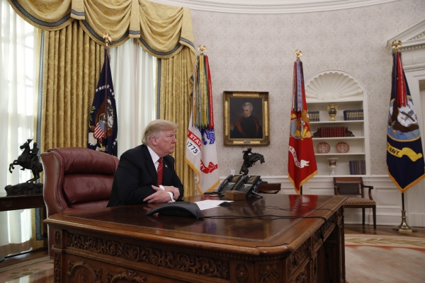 25일(현지시간) 백악관 집무실에서 해외파병 장병들과 화상대화를 가진 도널드 트럼프 미국 대통령