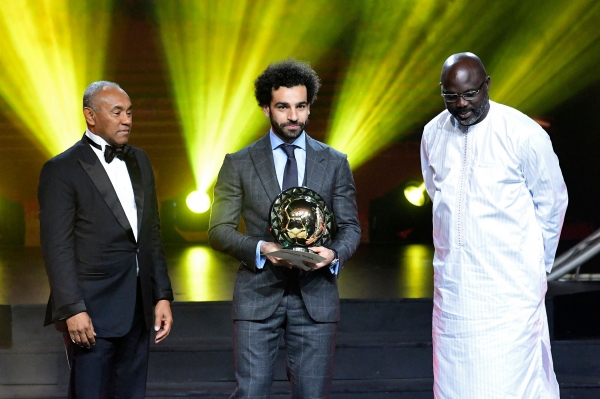 리버풀 무함마드 살라흐(가운데)가 9일(한국시간) 세네갈 다카르에서 열린 아프리카축구연맹(CAF) 2018년 올해의 아프리카 축구선수상 시상식에서 수상자로 선정됐다.