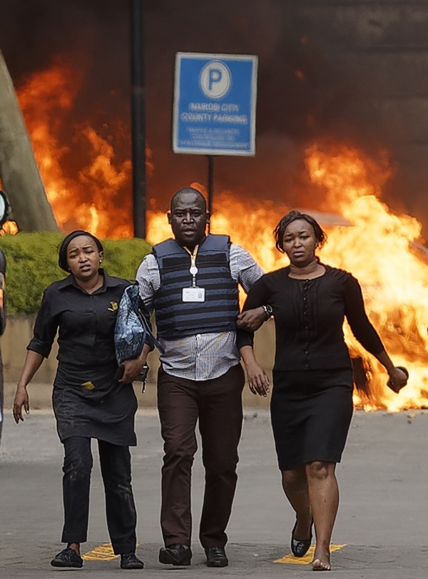 케냐 테러 현장서 시민 피신시키는 경찰