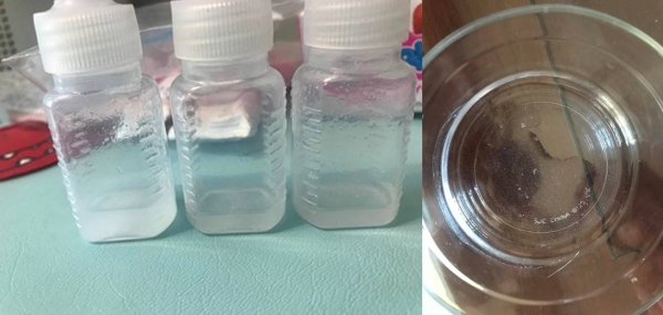 소비자 A씨는 25개월된 아이가 먹던 짜요짜요에서 휘발성 알코올로 추정되는 투명한 이물질(사진)이 나왔다고 주장했다. (사진-블라인드)
