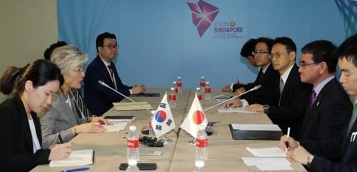 강경화 외교부 장관이 지난해 8월 2일 오후 싱가포르 엑스포 컨벤션센터에서 고노 다로 일본 외무상과 양자 회담을 하고 있다.