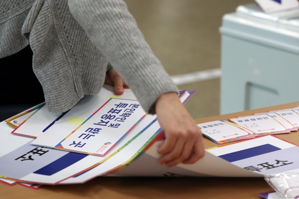지난 12일 오후 광주 광산구 수완동 비아농협 본점에서 선거관리위원회 직원이 투표소를 설치하고 있다.