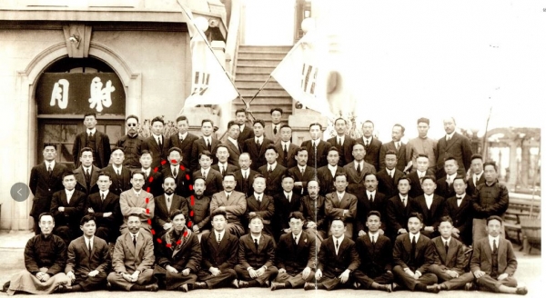 1921년 임시정부 요인들이 상하이 융안백화점 옥상에서 촬영한 신년 기념사진 (사진=주 상하이 총영사관)