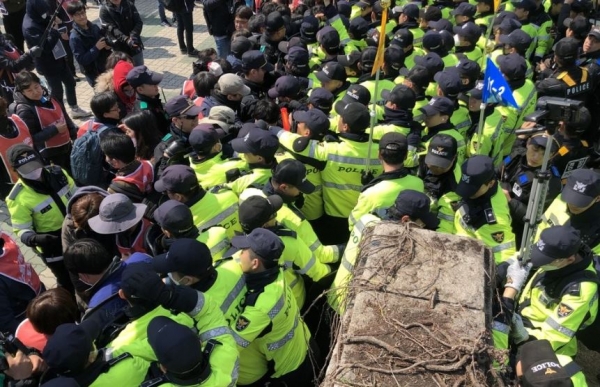 국회 정문에서 시위자 들이 담장을 부수고 국회 내로 진입 하려고 하는 모습이다.(사진-연합뉴스)