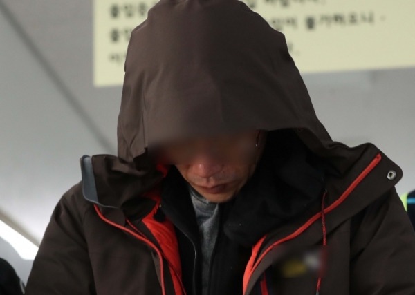 진주 아파트 방화·살해 혐의를 받는 안모(42)씨가 지난 17일 오후 경남 진주경찰서 진술녹화실에서 나오고 있다.