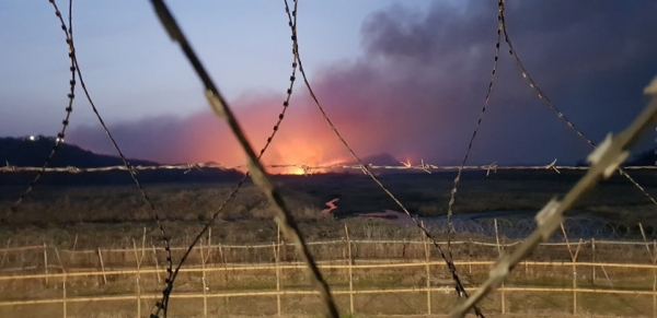지난 22일 오후 경기도 연천군 비무장지대(DMZ) 군사분계선(MDL) 일대에서 불이 발생했다. 사진은 화재 현장에서 피어오르는 불꽃 모습.(사진-연천소방서 제공)