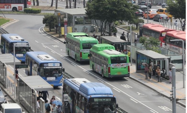 12일 서울시는 지난해 서울시가 시내버스 회사에 준 재정지원금은 5402억원에 달했다. 이는 2016년(2771억원)과 2017년(2932억원)의 두 배에 가까운 적자 금액이다.(사진-연합뉴스)
