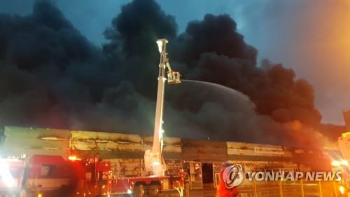 지난 20일 구미시에 위치한 전자부품 공장에서 화재가 발생해 4시간여만에 불길이 잡혔다.(사진-연합뉴스)