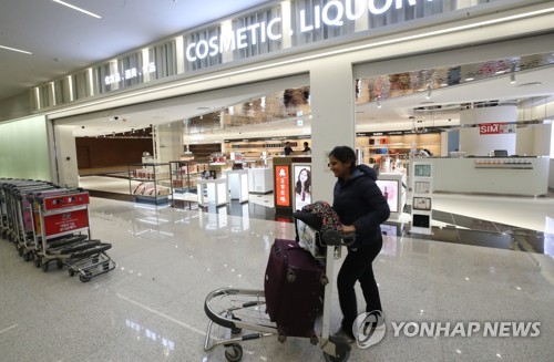 지난 28일 인천국제공항 제2터미널 입국장 면세점에서 직원들이 운영 준비를 하는 모습.(사진-연합뉴스)