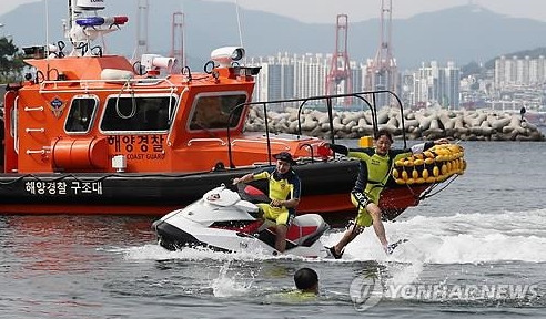 부산해양경찰서 전용부두에서 해경 대원들이 해수욕장 개장에 대비해 익수자 구조훈련 하는 모습(사진-연합뉴스)