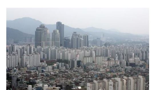7일 한국감정원은 3일 조사 기준 서울 주간 아파트값은 지난주 대비 0.02% 떨어졌다. 지난해 9·13대책 이후 30주 연속 하락세가 이어진 가운데 낙폭은 지난주(-0.03%)보다 둔화했다고 밝혔다.(사진-연합뉴스)