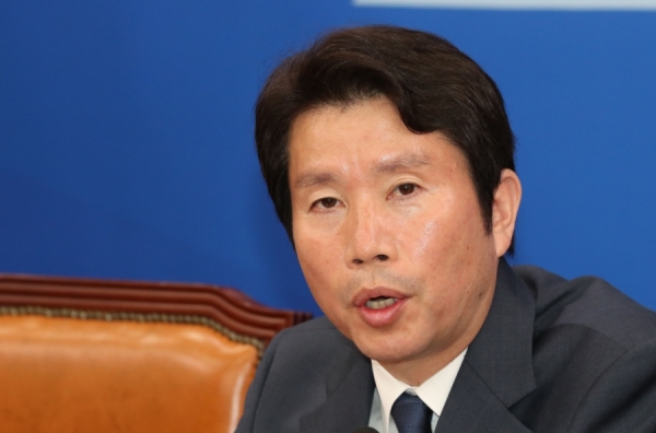 더불어민주당 이인영 원내대표가 11일 오전 국회에서 열린 원내대책회의에서 발언하고 있다.