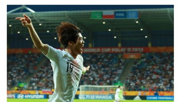 12일 오전(한국시간) 정정용 감독이 이끄는 한국 20세 이하(U-20) 축구대표팀은 폴란드 루블린에서 열린 에콰도르와 2019 국제축구연맹(FIFA) U-20 월드컵 4강전에서 전반 39분 최준의 결승골로 1-0 승리했다고 밝혔다.