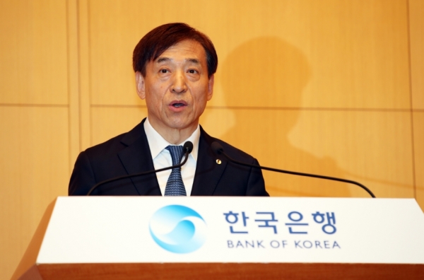 이주열 한국은행 총재가 12일 서울 중구 부영태평빌딩에서 열린 한은 창립 69주년 기념식에서 기념사를 하고 있다.