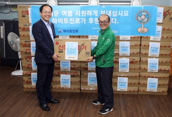 하이트진로가 11일 서울의 쪽방촌 거주민 400세대에게 생필품을 제공했다.(사진-하이트진로)