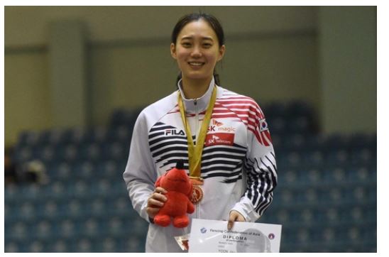 13일 윤지수는 일본 도쿄에서 열린 2019 아시아펜싱선수권대회 여자 사브르 결승에서 일본 타무라 노리카를 15-10으로 꺾고 금메달을 받았다고 밝혔다.(사진-연합뉴스)