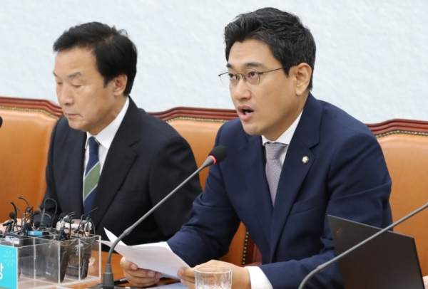 바른미래당 오신환 원내대표(오른쪽)가 17일 오전 국회에서 열린 최고위원회의에서 발언하고 있다.