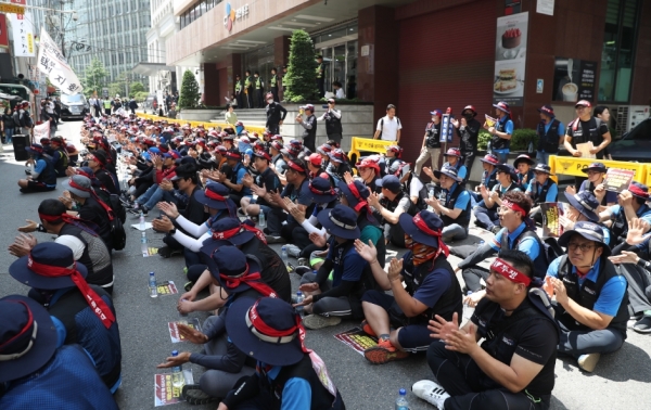 17일 서울 중구 CJ 대한통운 앞에서 화물연대 택배지부 파업 결의대회가 열리고 있다.