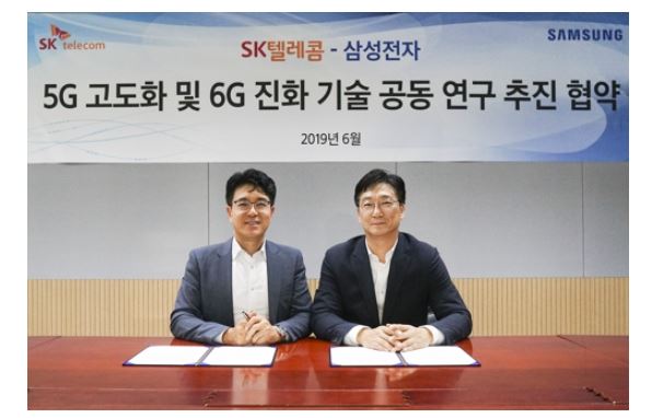 지난 17일 SK텔레콤은 삼선전자와 경기도 분당 SK텔레콤 ICT기술센터에서 5G 고도화 및 6G 진화 기술 공동 연구 추진을 위한 업무협약을 맺었다고 18일 밝혔다. (사진-연합뉴스)