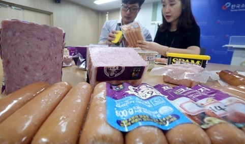 소비자원 관계자들이 햄과 소비자 등 시료들을 조사하고 있는 모습(사진-연합뉴스)