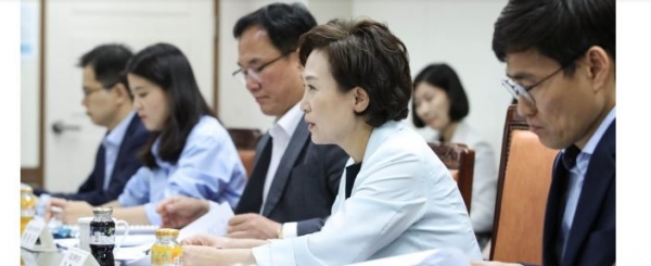 21일 김현미 장관은 취약계층 주거 지원 간담회에서 "지방자치단체, NGO(비정부기구) 등과 협력해 주거 지원이 절실한 분들에게 최우선으로 지원이 이뤄질 수 있도록 정책을 펴나가겠다"고 밝혔다. (사진-연합뉴스)