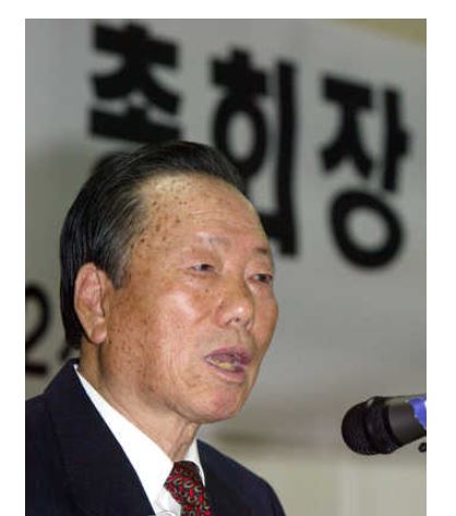 도망다닌지 21년만에 파나마에서 붙잡힌 정태수 전 한보그룹 회장의 넷째 아들 정한근(54)씨가 22일 한국으로 송환된다. 대검찰청 국제협력단은 정씨를 국적기에 태워 한국으로 압송 중이라고 밝혔다.(사진-연합뉴스)