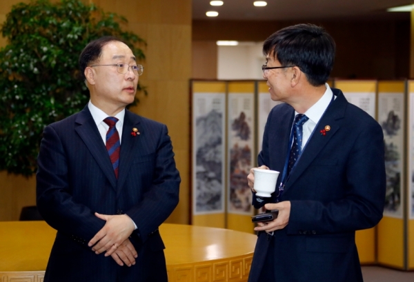 작년 12월11일 국무회의에 앞서 대화하는 홍남기 경제부총리 겸 기획재정부 장관(왼쪽)과 김상조 당시 공정거래위원장