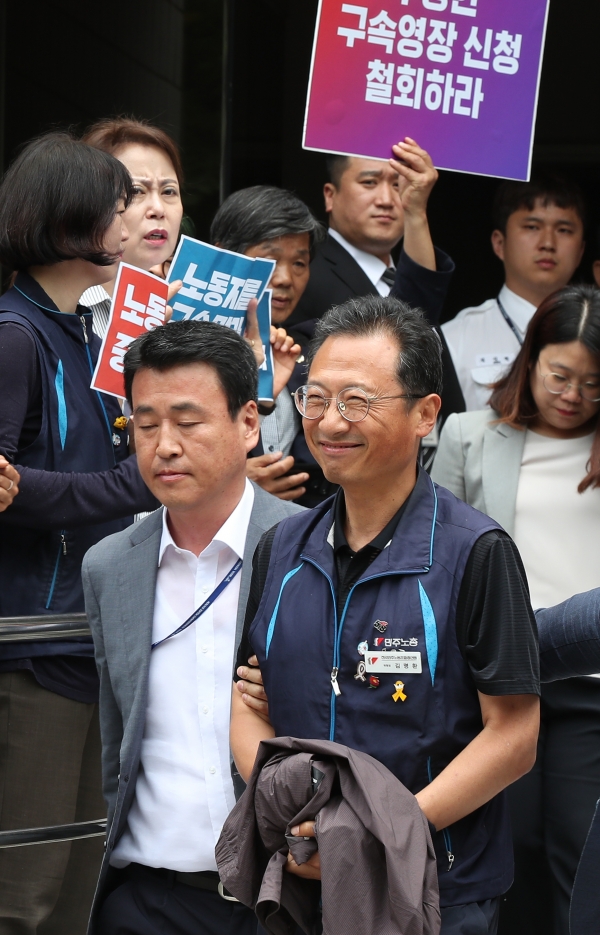 지난 21일 서울남부지법에서 구속영장 실질검사를 받고 나오는 김명환 민주노총 위원장(사진-연합뉴스)