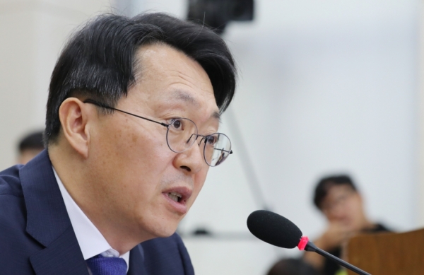 김현준 국세청장 후보자가 26일 오전 국회에서 열린 인사청문회에서 의원들의 질의에 답하고 있다.