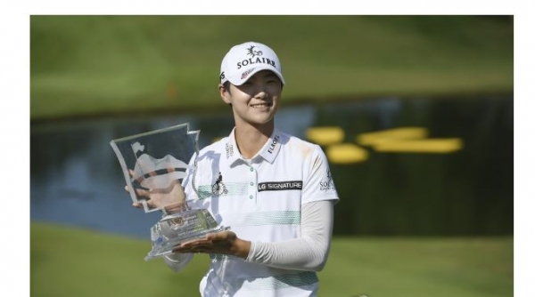 박성현은 2일(한국 시각) 발표된 세계 랭킹에서 예상대로 1위가 됐다. 박성현은 전날 미국 아칸소주 로저스에서 끝난 미국여자프로골프(LPGA) 투어 월마트 NW 아칸소 챔피언십에서 우승해 세계 1위 복귀가 예상돼왔다. (사진-연합뉴스)