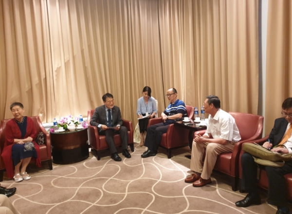 장하성 주중대사(왼쪽에서 두번째)가 16일 중국 상하이(上海)의 한 호텔에서 한중 우호 카라반 만찬 행사에 참가한 독립유공자 후손들과 간담회를 하고 있다.