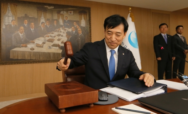 이주열 한국은행 총재가 18일 오전 서울 중구 한국은행에서 열린 금융통화위원회에서 의사봉을 두드리고 있다.