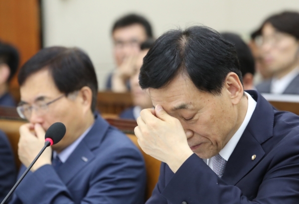 한국은행 이주열 총재가 23일 국회에서 열린 기획재정위원회 전체회의에 참석해 있다.