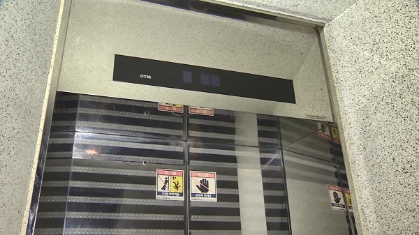 정전으로 멈춘 엘레베이터(사진-연합뉴스)