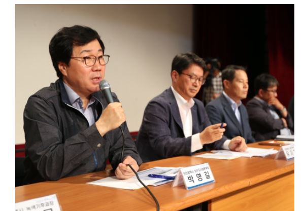 인천시는 서구 검단복지회관에서 ‘공촌수계 수돗물 시민설명회’를 열어 보상 계획을 발표했다고 지난 30일 밝혔다. (사진-연합뉴스)