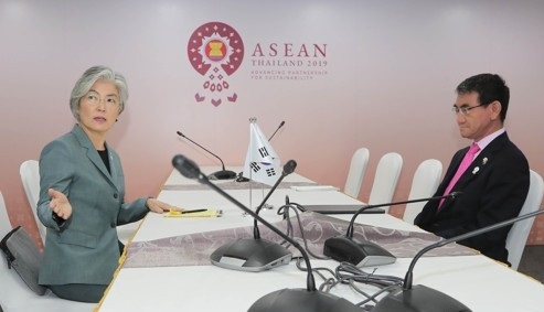 강경화 외교부 장관(왼쪽)이 1일 태국 방콕 센타라 그랜드호텔에서 고노 다로 일본 외무상(오른쪽)과 양자회담을 하기위한 준비를 하고 있다.(사진-연합뉴스)