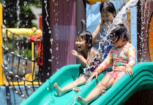 폭염주의보가 내려진 1일 오후 전북 전주시 완산구의 한 놀이터에서 어린이들이 물놀이를 하고 있다.