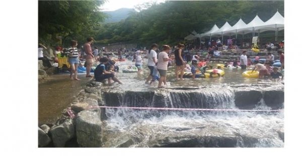 서울 관악구는 지난 11일 관악산공원 신림계곡(신림동 808-125번지 일대) 어린이 물놀이장을 개장했다고 밝혔다. '신림계곡 어린이 물놀이장' 개장 기간은 지난11일부터 오는 25일까지다. (사진-연합뉴스)