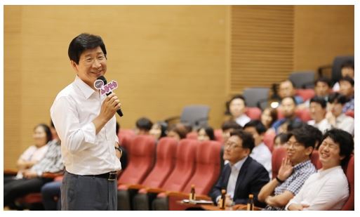 삼성디스플레이는 이동훈 대표이사와 임직원들이 참여하는 '함께하는 소통연습' 행사를 열고 소통 강화에 나섰다고 22일 밝혔다. (사진-연합뉴스)