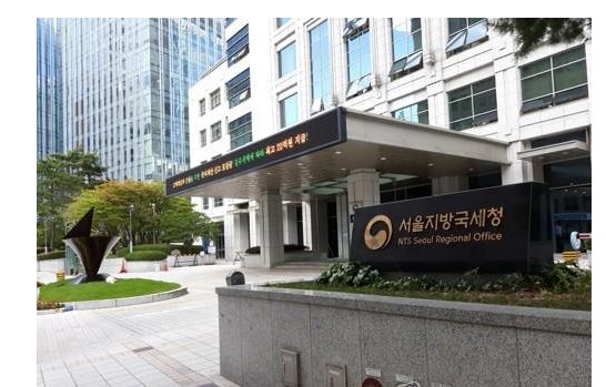 4일 업계에 따르면 서울지방국세청 조사4국은 전날 오전 11시부터 오후 4시까지 서울 중구 대한상공회의소에 있는 대림코퍼레이션 본사에 조사요원 수십 명을 투입해 세무와 회계 등의 관련 서류를 확보했다. (사진-연합뉴스)