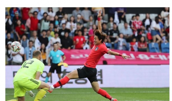 파울루 벤투 감독에 따르면 한국은 지난 5일(한국시간) 터키 이스탄불 파티흐 테림 스타디움에서 열린 조지아와 평가전에서 황의조(보르도)가 두 골을 터뜨렸지만 2-1로 앞선 후반 막판 동점 골을 허용해 2-2로 무승부 기록을 남겼다. (사진-연합뉴스)