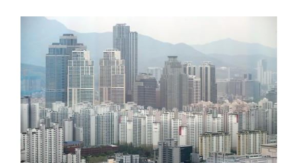지난 5일 한국감정원 조사에 따르면 이번 주 서울 아파트값은 0.03% 올라 지난주와 같은 상승폭을 유지했다. 민간택지 분양가 상한제를 앞두고 서울 아파트값은 10주 연속 상승했다. (사진-연합뉴스)