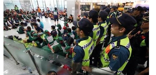 경찰은 10일 한국도로공사 20층 사장실 입구 복도에 있던 수납원 9명을 모두 연행했다고 밝혔다. (사진-연합뉴스)