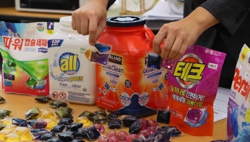 공정위에서 한국소비자원 직원이 캡슐형 세탁세제 제품을 보여주고 있다.(사진-연합뉴스)