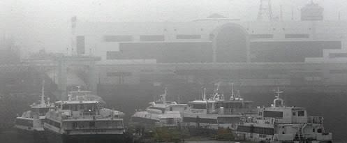 짙은 안개가 껴 있는 항구(사진-연합뉴스)