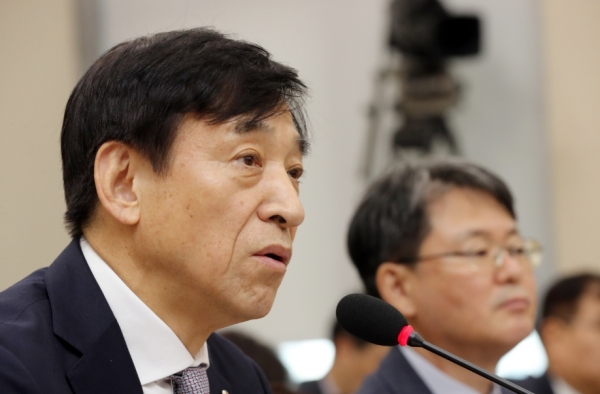 이주열 한국은행 총재가 8일 국회에서 열린 기획재정위원회의 한국은행 국정감사에서 질의에 답변하고 있다.