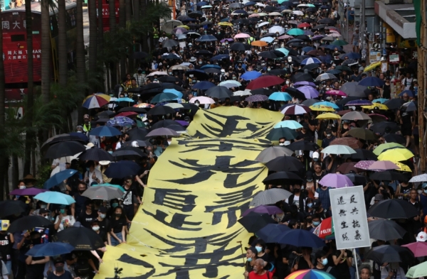 홍콩 반정부 시위사태가 장기화하고 있는 지난 5일 홍콩 완차이 지역에서 정부 조치에 반발한 시민들이 마스크를 쓴 채 행진을 하고 있다.(사진-연합뉴스)