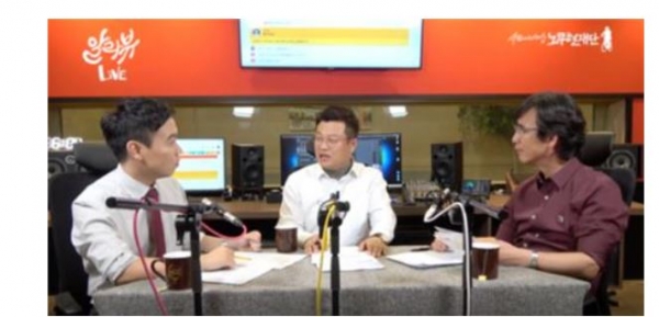 16일 관련 업계에 따르면 전날 생방송 된 알릴레오 4회에는 개그맨 황현희씨가 공동 MC로, 패널로는 장용진 아주경제 기자가 출연했다. (사진-연합뉴스)