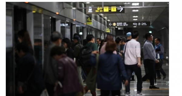 17일 서울시로부터 받은 자료에 따르면 지하철 9호선은 지난해 차량 34량을 늘렸지만 일반열차 전체와 급행열차 일부 구간에서 오히려 혼잡도가 증가했다. (사진-연합뉴스)